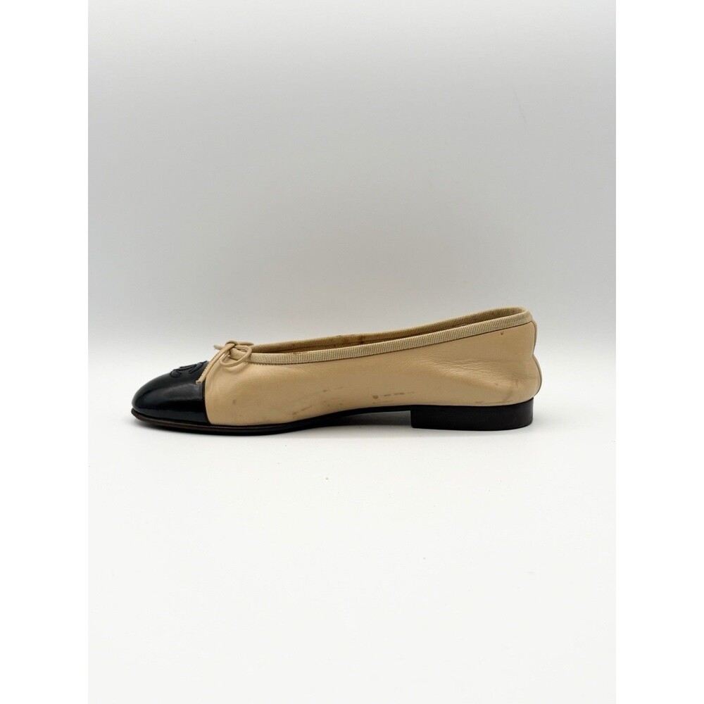 Chanel Beige & Black Cap Toe CC Logo Ballet Flats Bow Accent Size EU 35.5 - Picture 10 of 16